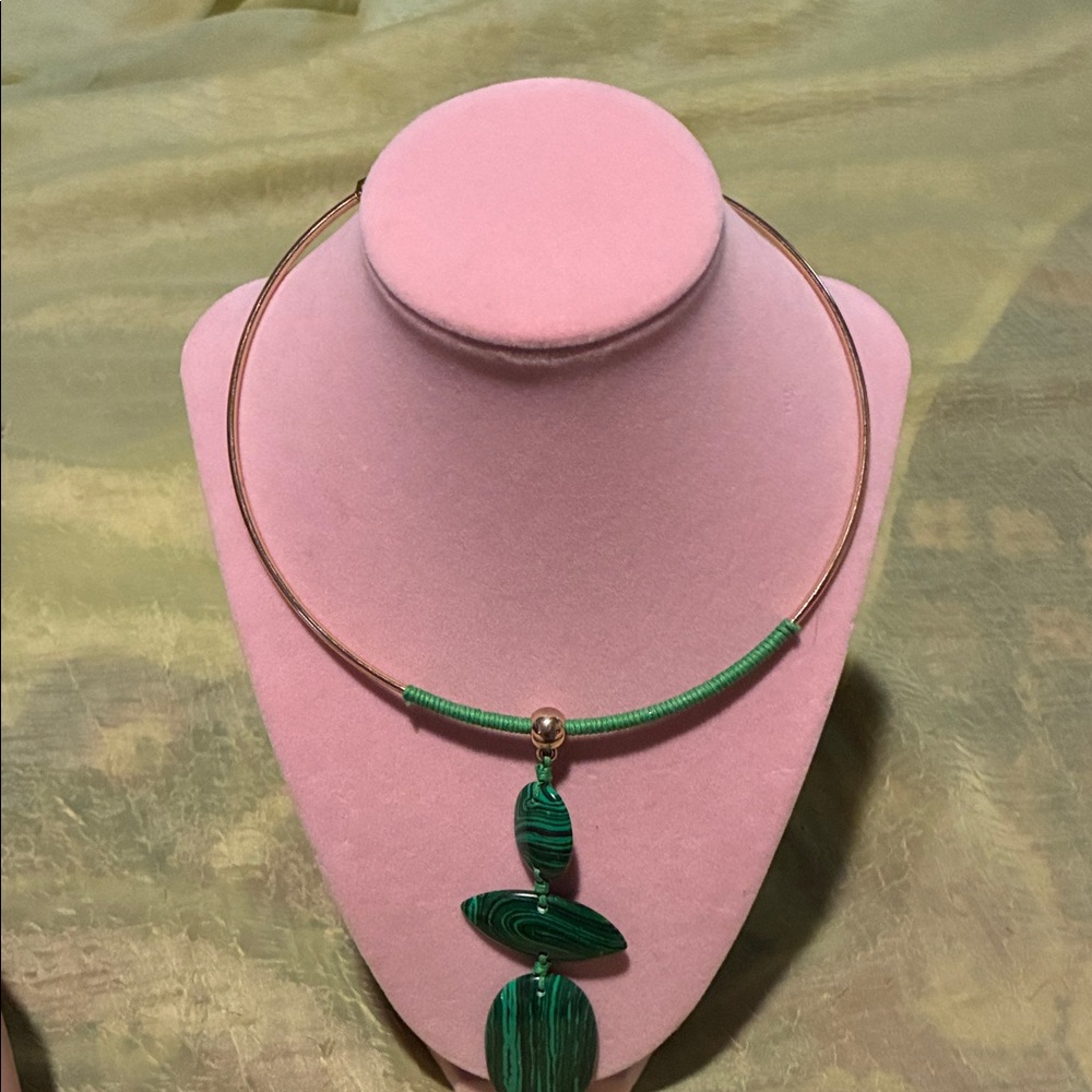 Chic Green and Gold Necklace-like new condition